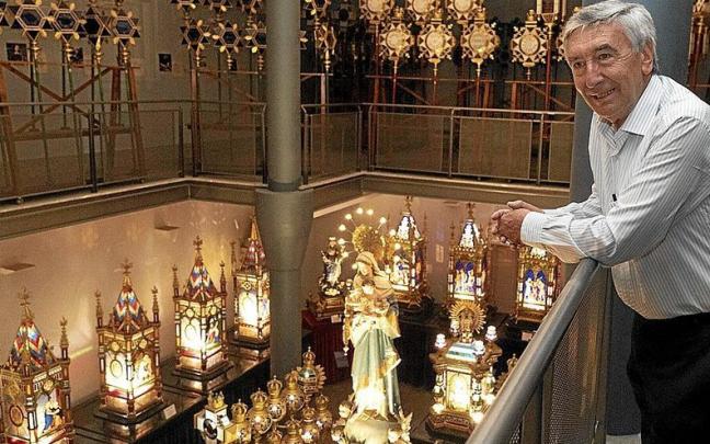 Una de las cuatro personas encargadas del mantenimiento, las que se unen para ayudar el día de la Procesión de los Faroles Una de las cuatro personas encargadas del mantenimiento, las que se unen para ayudar el día de la Procesión de los Faroles