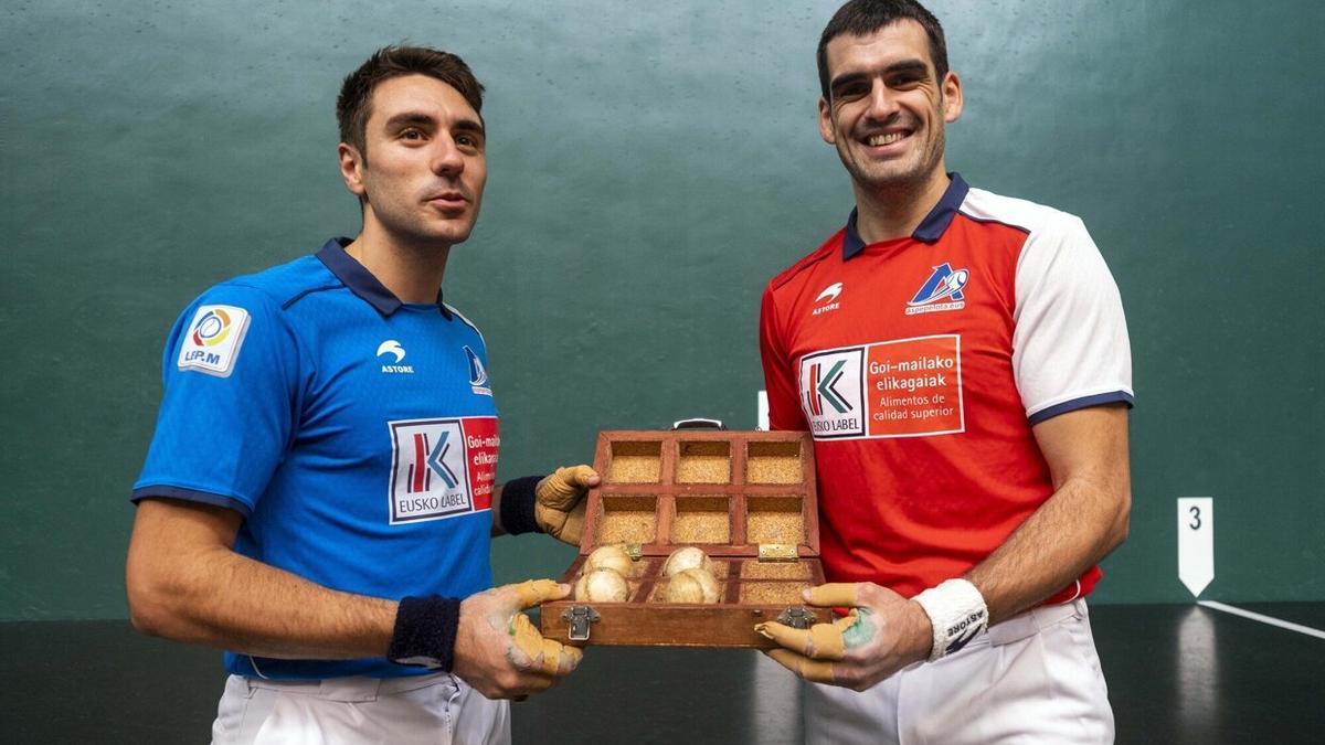 Peio Etxeberria y Joseba Ezkurdia, en la elección del material para la semifinal.