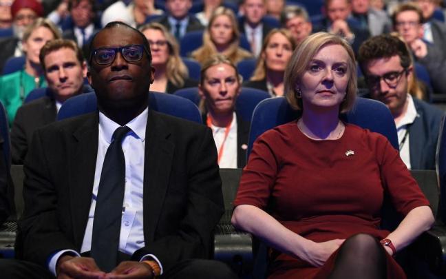 La primera ministra, Liz Truss, junto al ministro de Economía, Kwasi Kwarteng. La primera ministra, Liz Truss, junto al ministro de Economía, Kwasi Kwarteng.