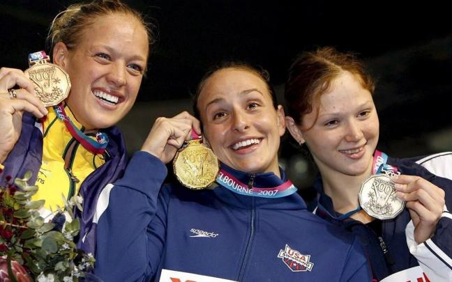 La nadadora bielorrusa Aliaksandra Herasimenia (d) posa con una medalla de plata en los campeonatos del mundo de 2007.