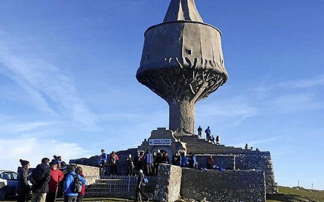 Monumento a la Virgen de la Antigua.