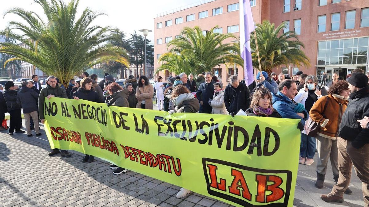 Concentración convocada por LAB en el Hospital Universitario de Navarra (HUN) contra la eliminación de la exclusividad para los médicos