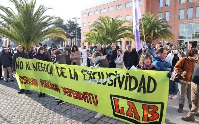 Concentración convocada por LAB en el Hospital Universitario de Navarra (HUN) contra la eliminación de la exclusividad para los médicos Concentración convocada por LAB en el Hospital Universitario de Navarra (HUN) contra la eliminación de la exclusividad para los médicos