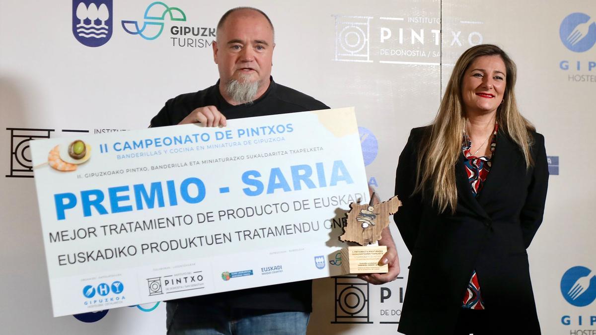 El responsable de Xera Gastroteka de Errentería, que ha ganado en la categoría a Mejor Tratamiento al Producto de Euskadi, junto con Arantza Ciurraiz, que forma parte del Consejo de Dirección de Hostelería Gipuzkoa