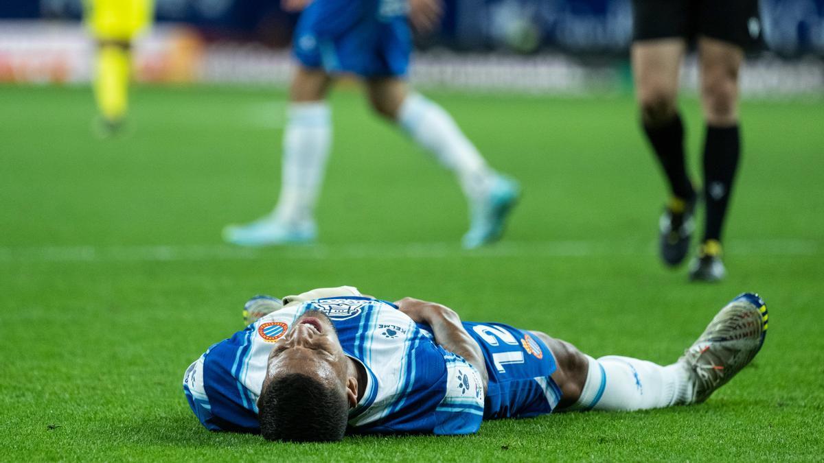 Souza se lamenta de una acción durante el partido.