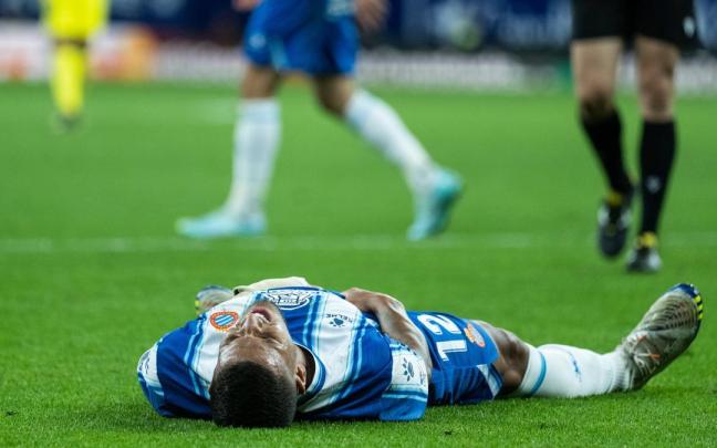 Souza se lamenta de una acción durante el partido. Souza se lamenta de una acción durante el partido.