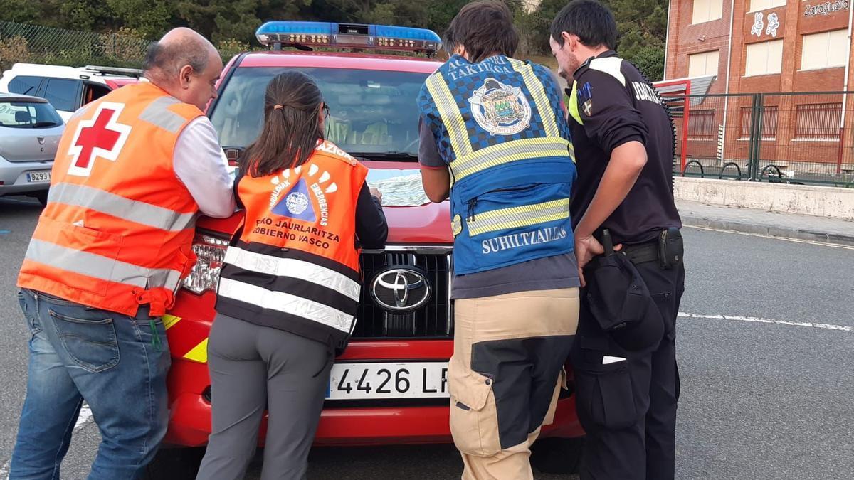 Miembros del operativo que participan en la búsqueda de un hombre desaparecido en Orio