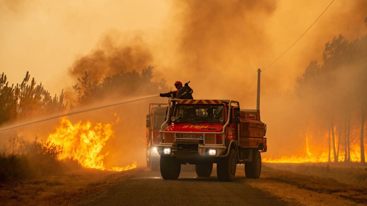Los bomberos luchan contra el fuego en Las Landas y la Gironda