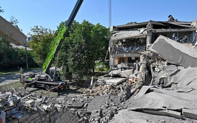 Imagen de equipos de rescate trabajando en Kharkiv.