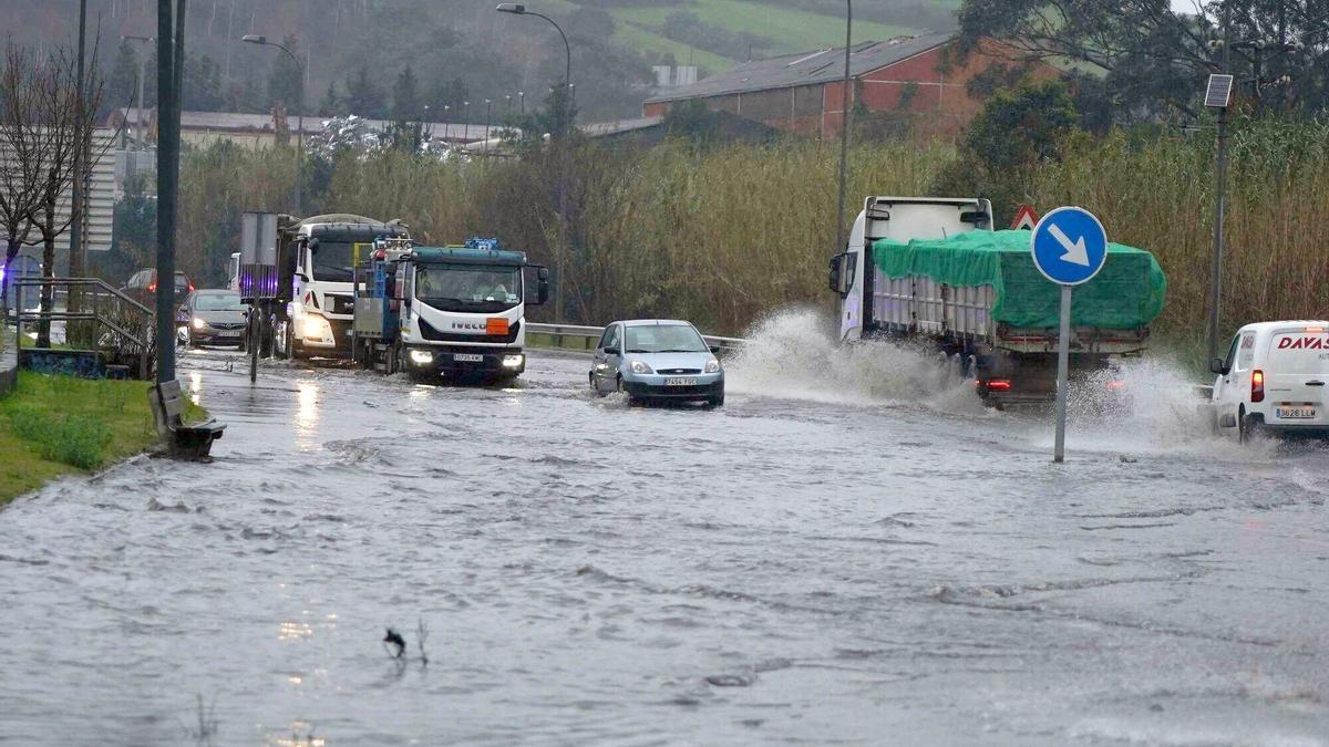 Balsas de agua en las carreteras de Bizkaia debido a las fuertes lluvias