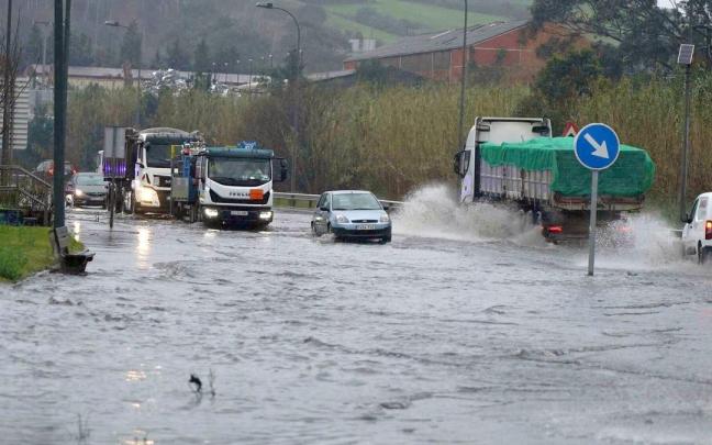 Balsas de agua en las carreteras de Bizkaia debido a las fuertes lluvias Balsas de agua en las carreteras de Bizkaia debido a las fuertes lluvias
