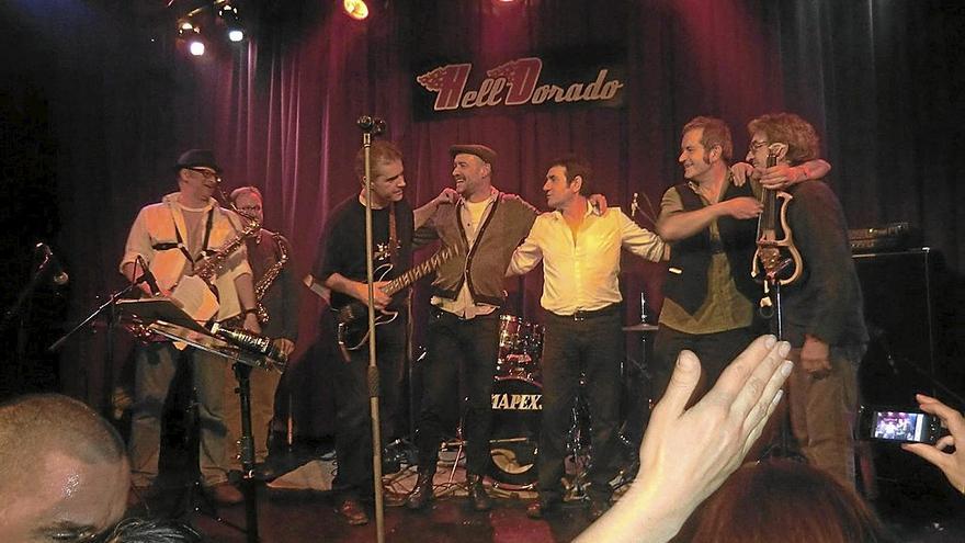 El grupo en el concierto especial que se ofreci&oacute; en Hell Dorado en 2012 para homenajear al fallecido Tito Aldama. | FOTO: AIANAI KULTUR ELKARTEA