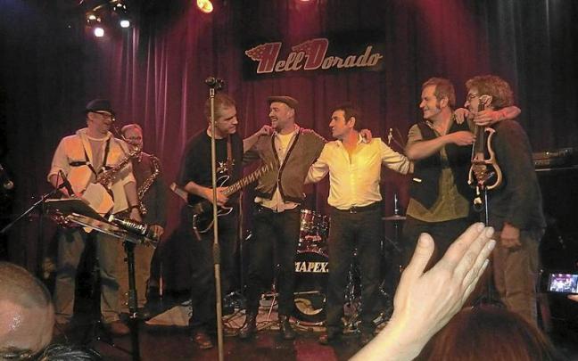 El grupo en el concierto especial que se ofreci&oacute; en Hell Dorado en 2012 para homenajear al fallecido Tito Aldama. | FOTO: AIANAI KULTUR ELKARTEA
