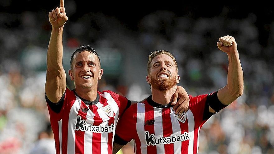 Los navarros Álex Berenguer e Iker Muniain celebrando el cuarto tanto ante el Elche.