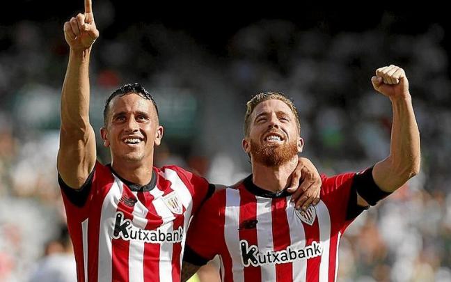 Los navarros Álex Berenguer e Iker Muniain celebrando el cuarto tanto ante el Elche. Los navarros Álex Berenguer e Iker Muniain celebrando el cuarto tanto ante el Elche.