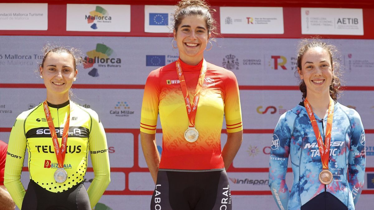 Idoia Eraso posa con la medalla de oro de contrarreloj