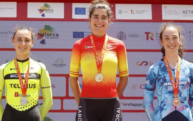 Idoia Eraso posa con la medalla de oro de contrarreloj