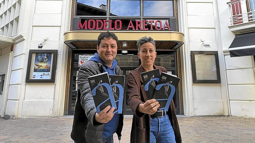 Xabier Txurruka, alcalde de Zarautz, e Irune Urbieta con el folleto cultural de Zarautz. | FOTO: ZARAUZKO UDALA