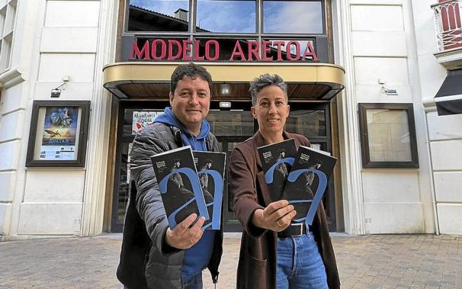 Xabier Txurruka, alcalde de Zarautz, e Irune Urbieta con el folleto cultural de Zarautz. | FOTO: ZARAUZKO UDALA Xabier Txurruka, alcalde de Zarautz, e Irune Urbieta con el folleto cultural de Zarautz. | FOTO: ZARAUZKO UDALA