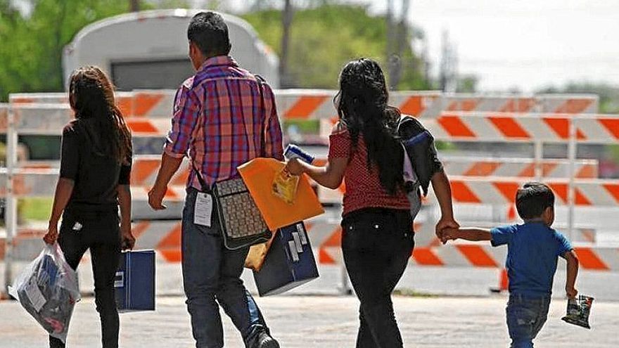 Una familia de inmigrantes pasean por una calle de Estados Unidos. | FOTO: EFE