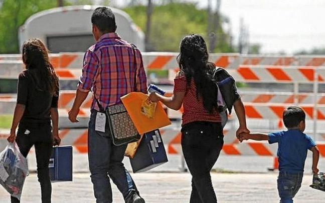 Una familia de inmigrantes pasean por una calle de Estados Unidos. | FOTO: EFE Una familia de inmigrantes pasean por una calle de Estados Unidos. | FOTO: EFE