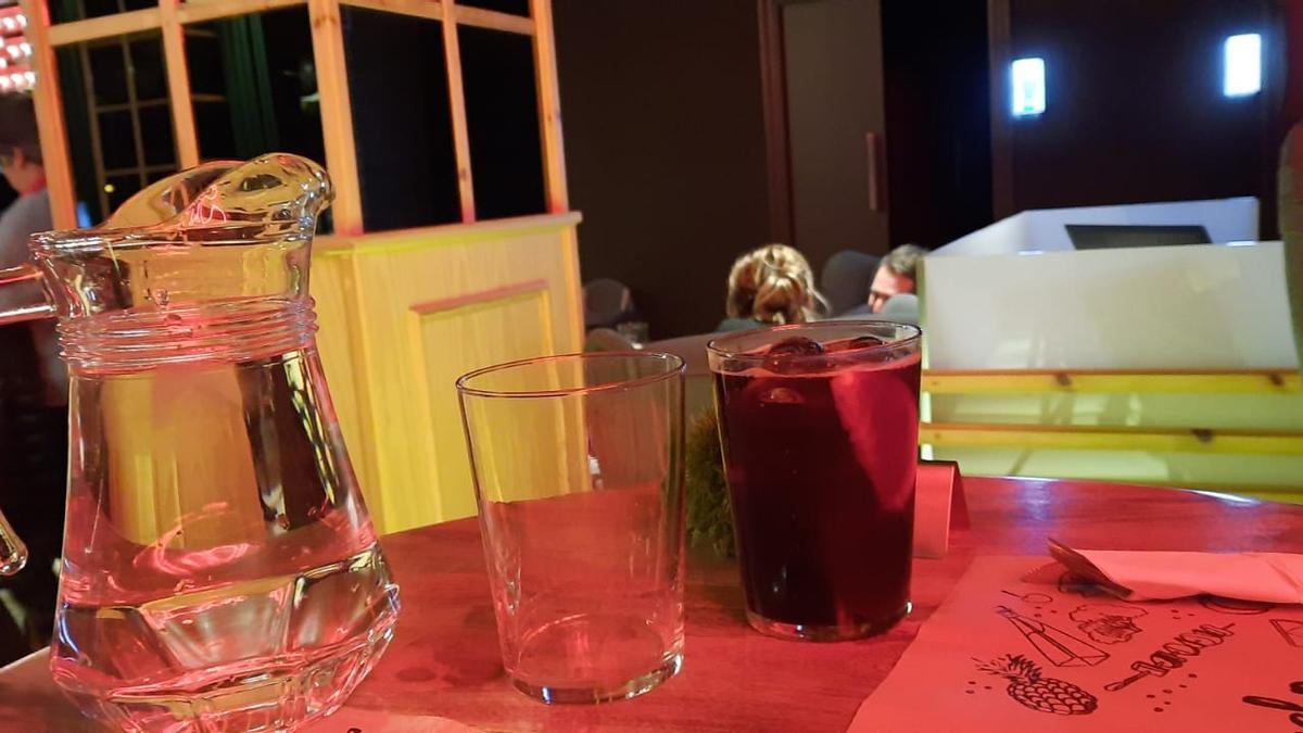 La jarra de agua del grifo servida junto a un kalimotxo en un restaurante de Vitoria