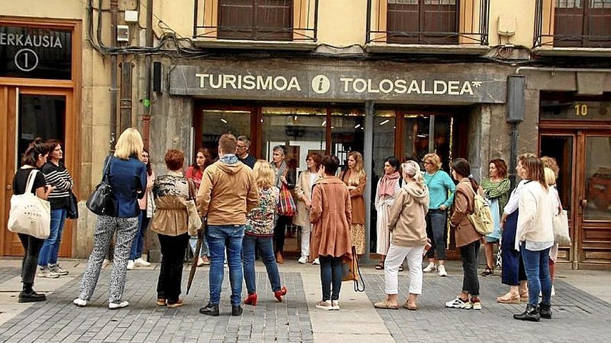 Las y los comerciantes en la visita que realizaron ayer. | FOTO: N.G.