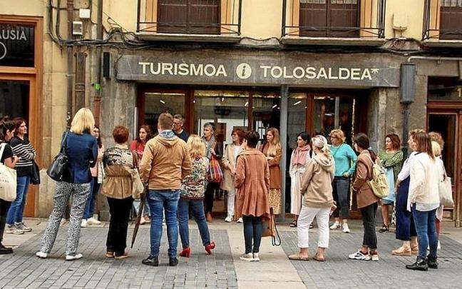 Las y los comerciantes en la visita que realizaron ayer. | FOTO: N.G.