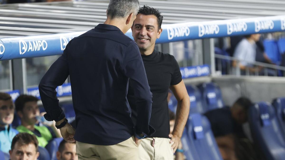 Imanol y Xavi se saludan en Anoeta antes del Real-Barcelona del pasado mes de agosto.