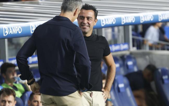 Imanol y Xavi se saludan en Anoeta antes del Real-Barcelona del pasado mes de agosto.