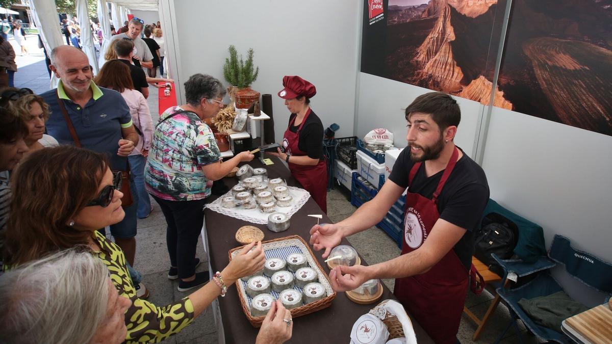 Silvia Lázaro y Miguel Moreno venden su queso de cabra en la feria de la Plaza del Castillo