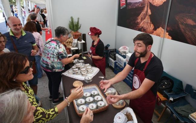 Silvia Lázaro y Miguel Moreno venden su queso de cabra en la feria de la Plaza del Castillo
