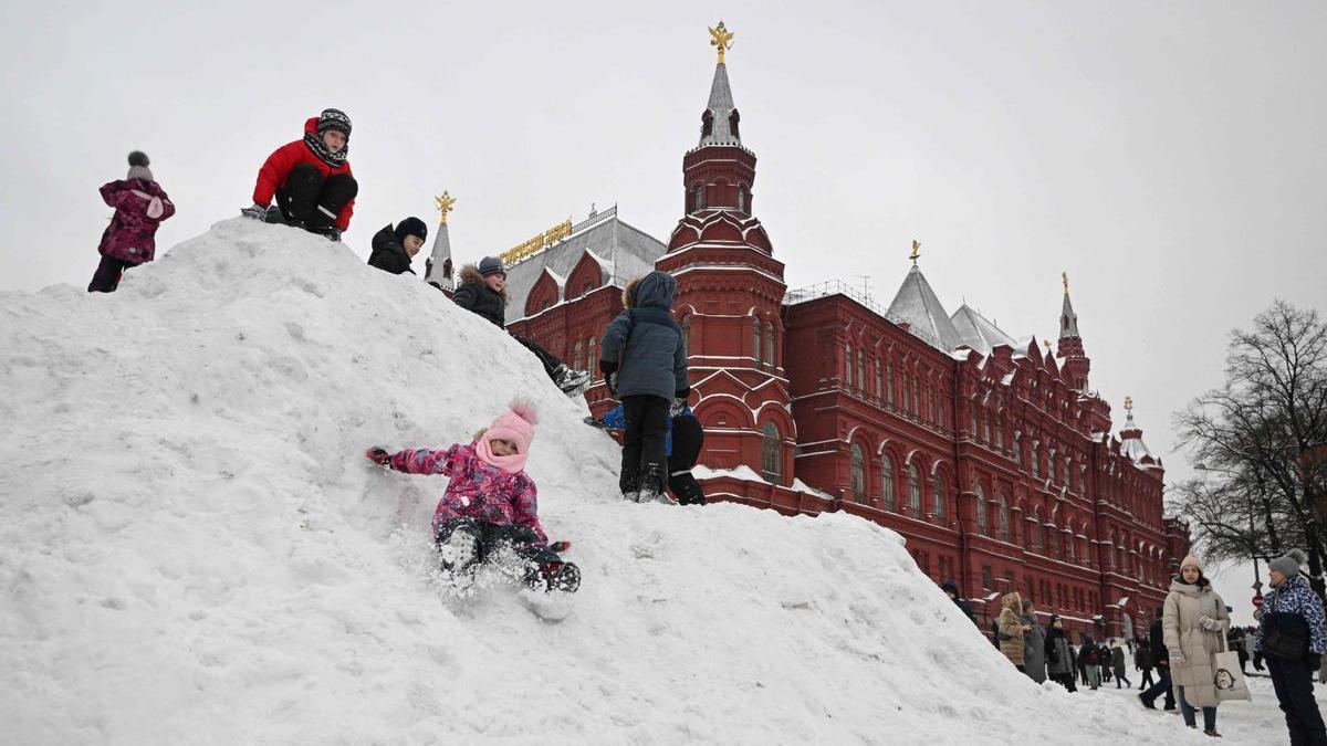 Varios niños juegan en la nieve en Moscú.