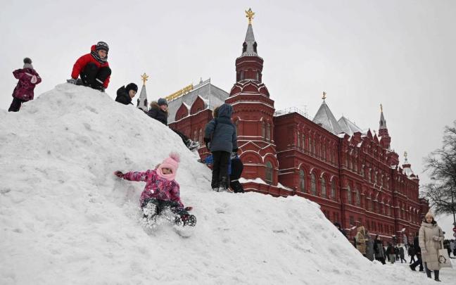 Varios niños juegan en la nieve en Moscú. Varios niños juegan en la nieve en Moscú.