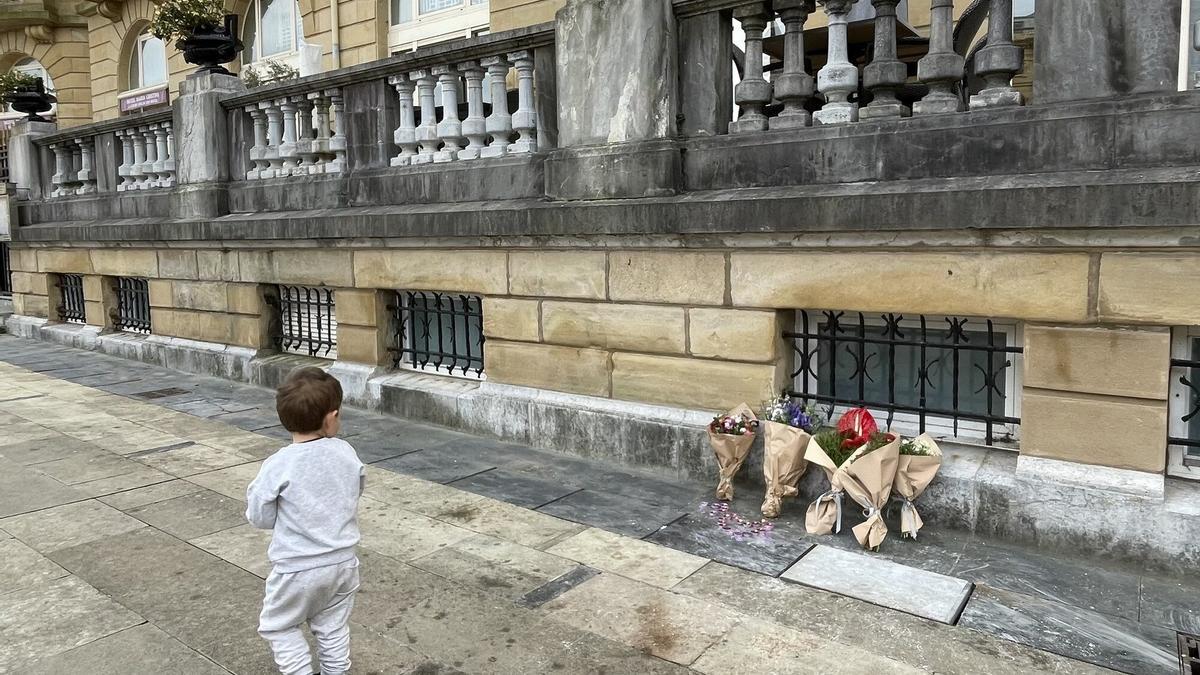 Flores en recuerdo de Lukas Agirre.