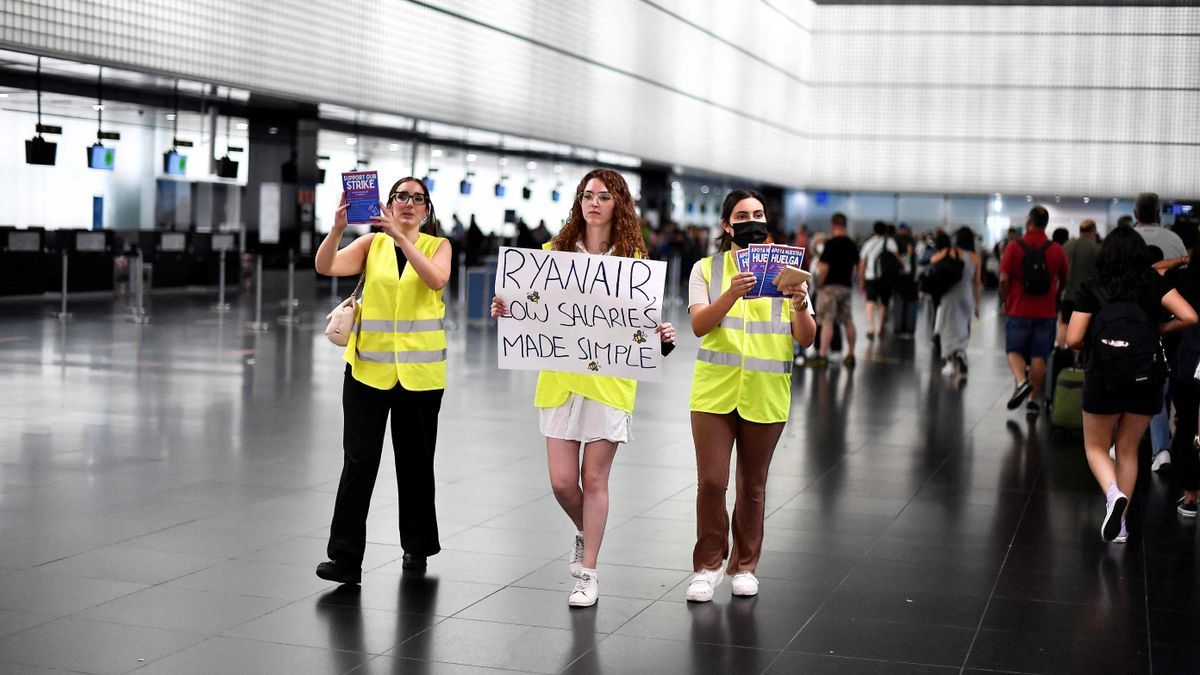 Tres trabajadoras de Ryanair protestas en el aeropuerto de El Prat.