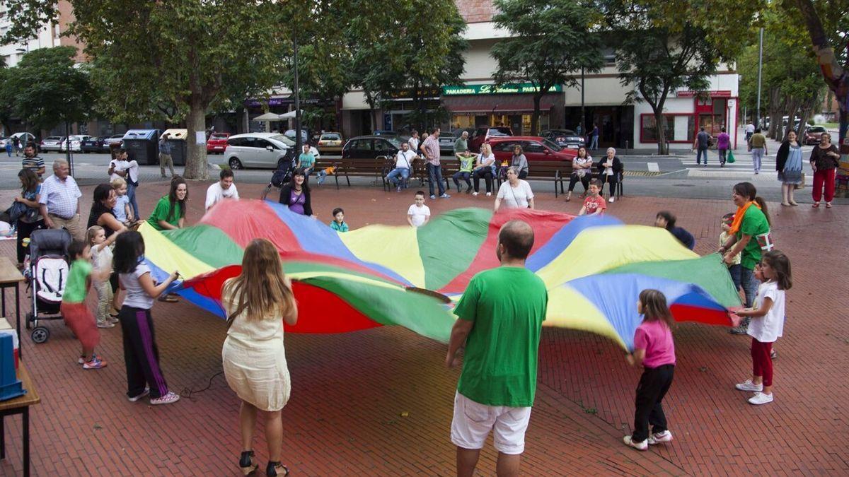 Ni&ntilde;os en los juegos infantiles organizados durante unas fiestas del barrio de Zaramaga