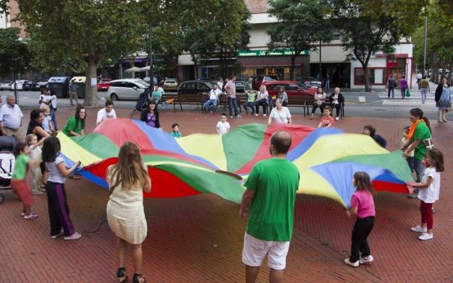 Niños en los juegos infantiles organizados durante unas fiestas del barrio de Zaramaga Niños en los juegos infantiles organizados durante unas fiestas del barrio de Zaramaga