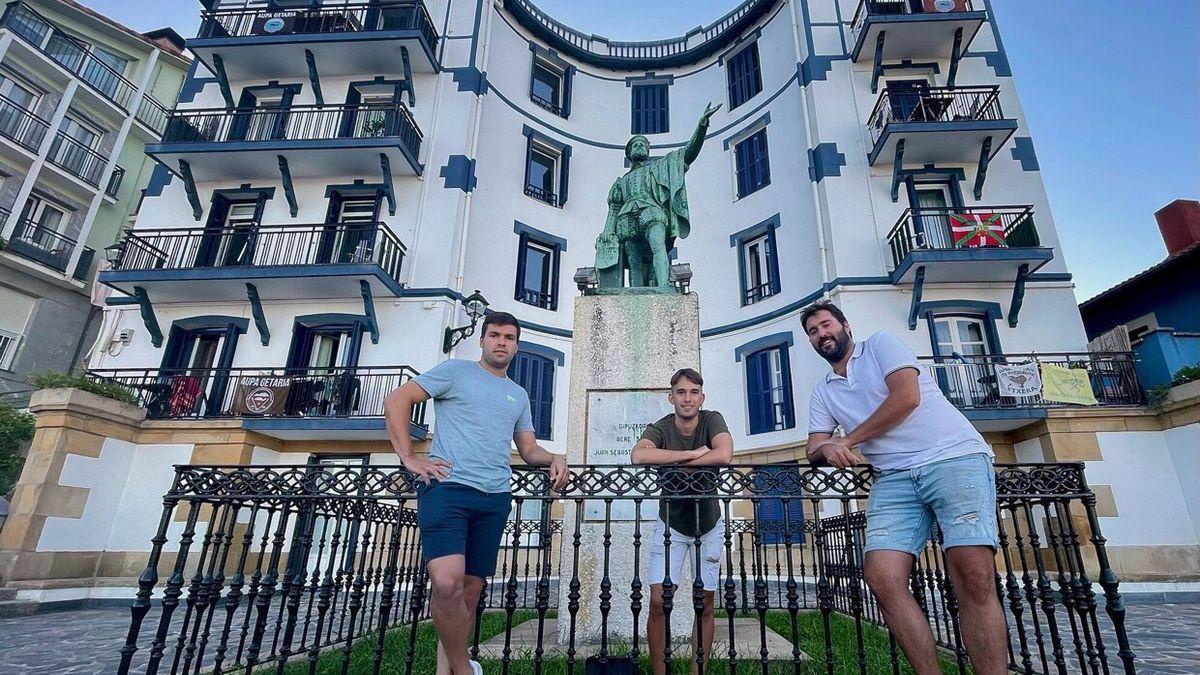 Julen Azpeitia Arteche, Roy Johns Azkue y Josu Eizagirre Urresti, junto al monumento de Elkano encima del puerto de Getaria, serán representantes de Oceania, Asia y América, respectivamente.