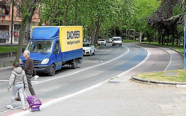 Dos peatones atraviesan el paso de la calle Iturritxu, una de las m&aacute;s congestionadas en el sur de la ciudad.