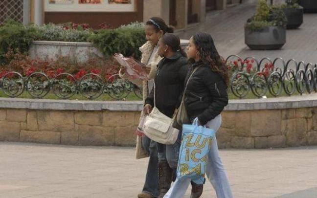 Varias jóvenes inmigrantes pasean por una plaza Varias jóvenes inmigrantes pasean por una plaza