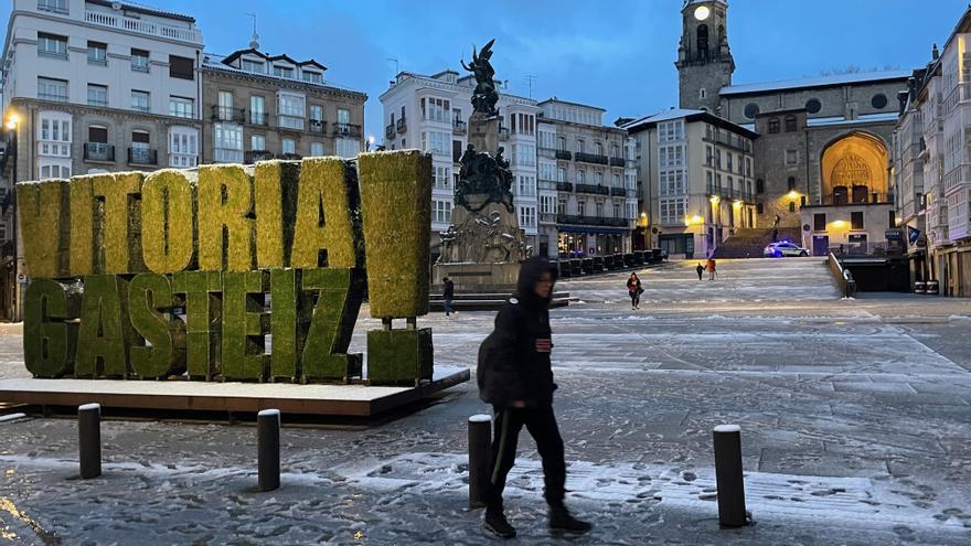 Vitoria despierta cubierta de nieve pero sin incidencias