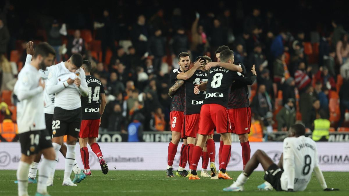 Los jugadores del Athletic celebran el pase a las semifinales de la Copa tras imponerse al Valencia por 1-3 en Mestalla.