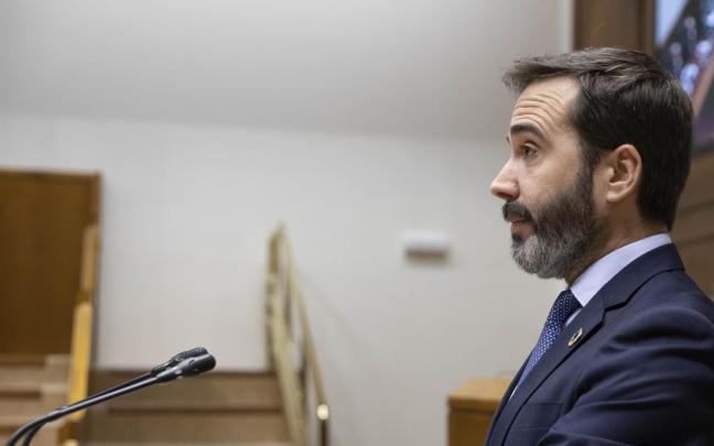 El consejero de Turismo, Comercio y Consumo, Javier Hurtado, en el pleno del Parlamento Vasco. El consejero de Turismo, Comercio y Consumo, Javier Hurtado, en el pleno del Parlamento Vasco.