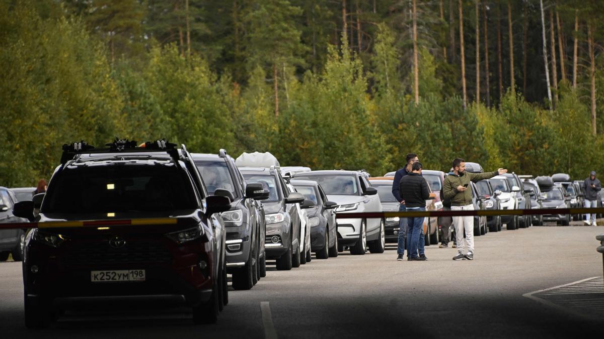 Miles de rusos intentan abandonar el país para no ser llamados a combatir