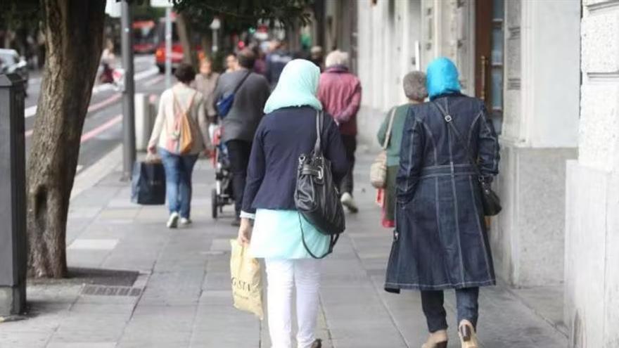 Mujeres inmigrantes paseando.