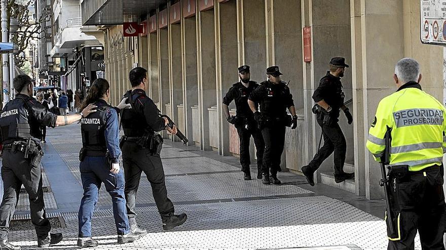 Falsa alarma en un banco del centro de Donostia