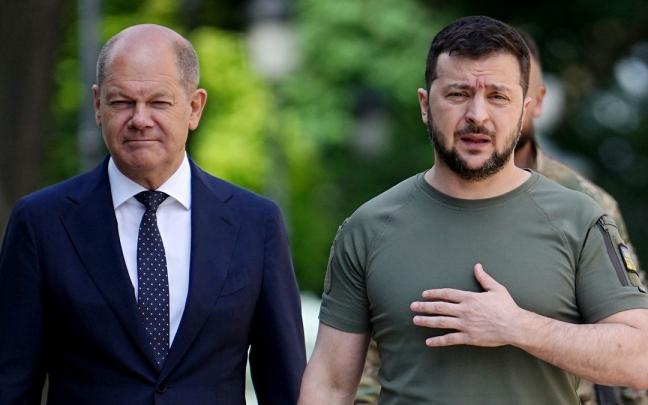 Zelenski camina junto al canciller alemán Olaf Scholz, en una visita a Kiev. Zelenski camina junto al canciller alemán Olaf Scholz, en una visita a Kiev.