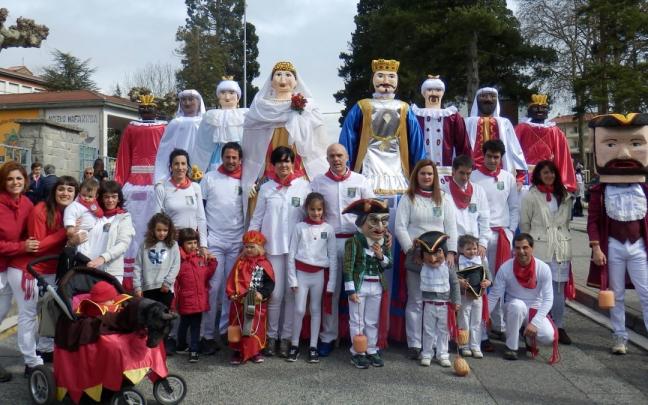 Esta cuadrilla de Olazti realiz&oacute; una r&eacute;plica de los gigantes de Pamplona para carnavales de 2019 que han donado a la comarsa Loretope.