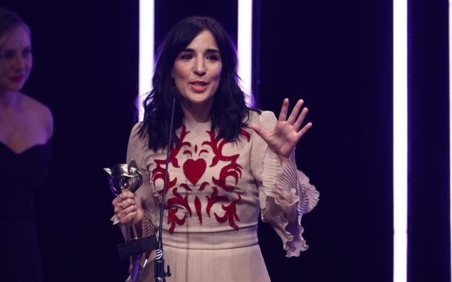 Alauda Ruiz de Azúa sostiene el premio 'Mejor guion de película' por 'Cinco lobitos' en Los Feroz. Alauda Ruiz de Azúa sostiene el premio 'Mejor guion de película' por 'Cinco lobitos' en Los Feroz.